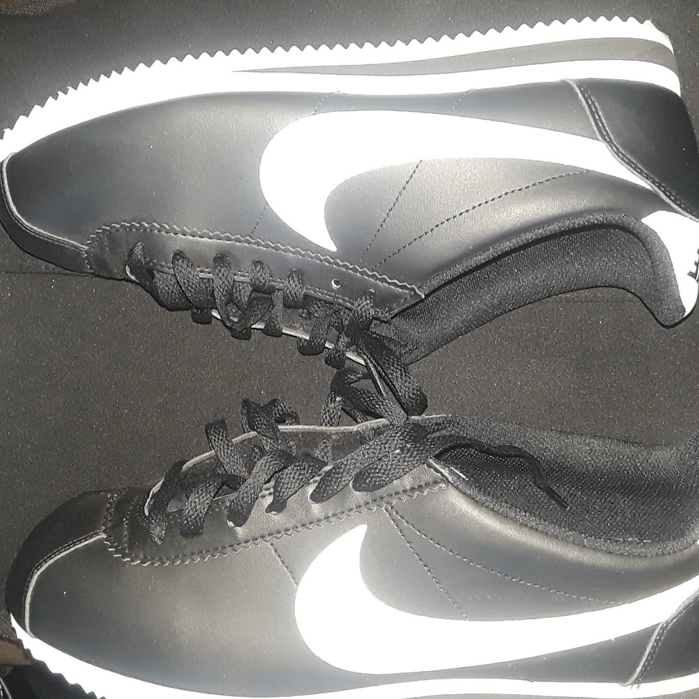 Black and white cortez